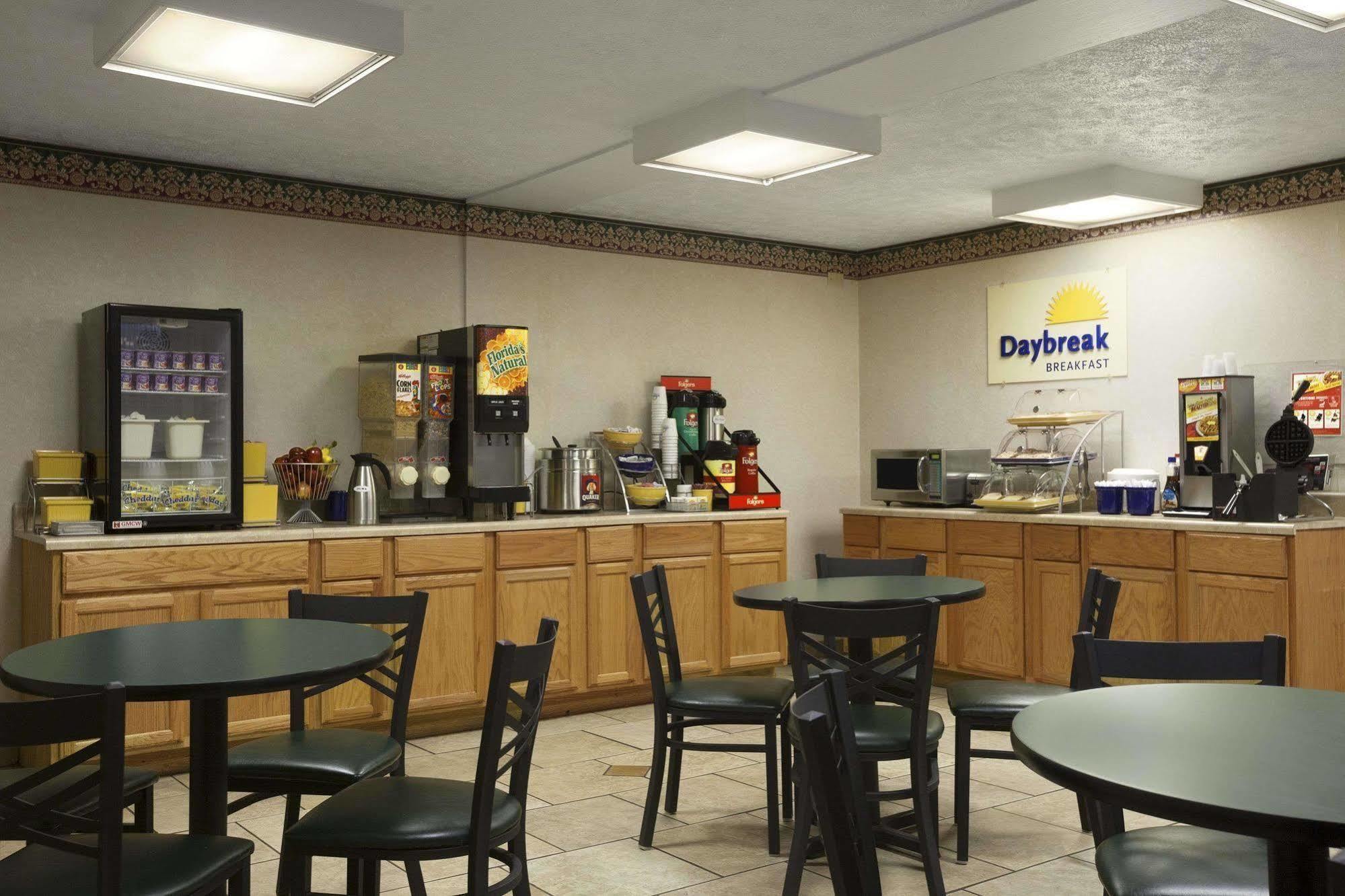 Days Inn By Wyndham Waynesboro Exterior photo